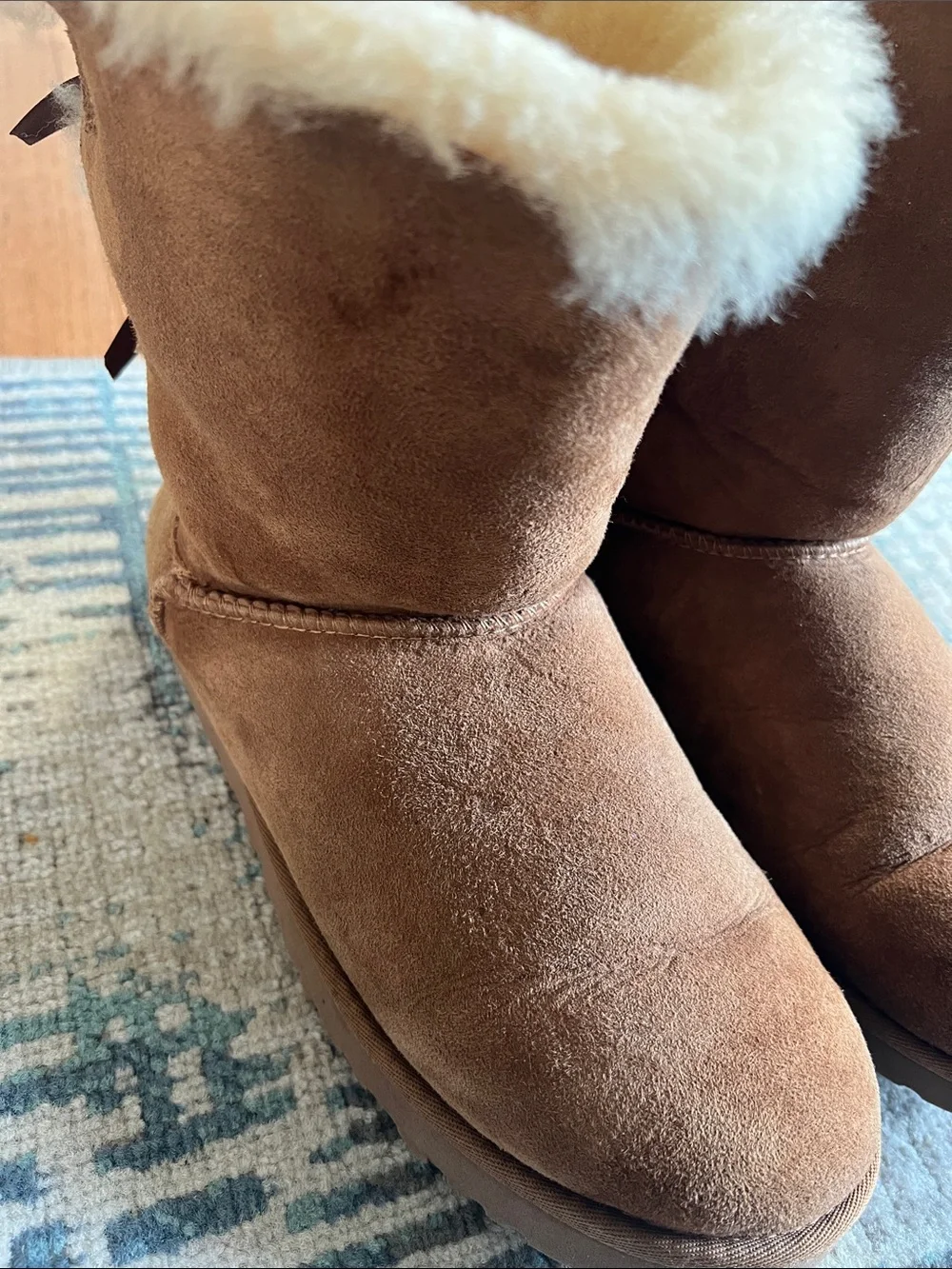 UGG Bailey Bow II Chestnut Sheepskin Boots Women’s Size 9 Suede Fur Lined